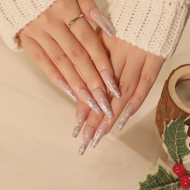 Kunstvolle Nagelkunst im Winterdesign mit Glitzer und Schneeflocken Karnz