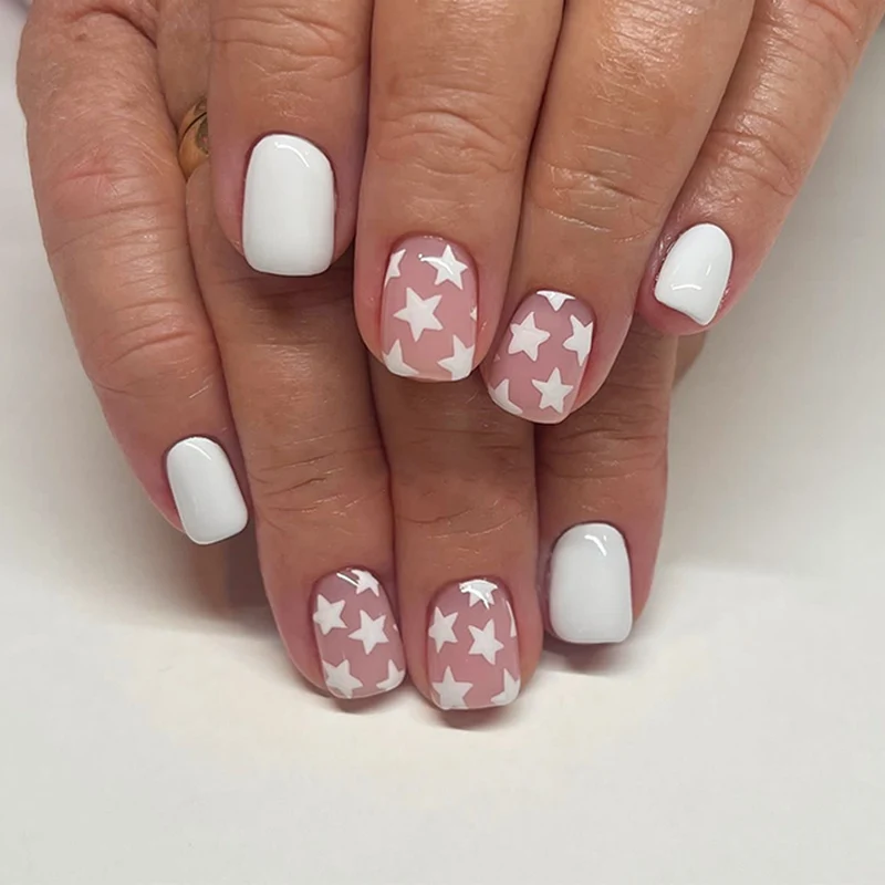 Kunstvolle Nagelkunst im Sternen-Design Karnz