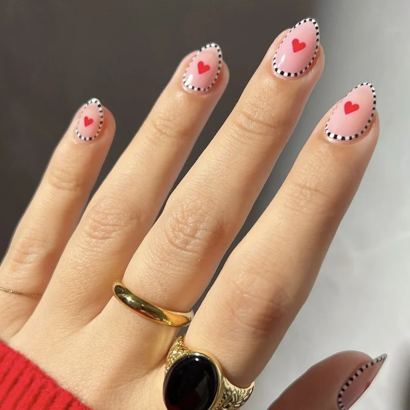 Kunstvolle Nagelkunst im romantischen Herzen-Design Karnz