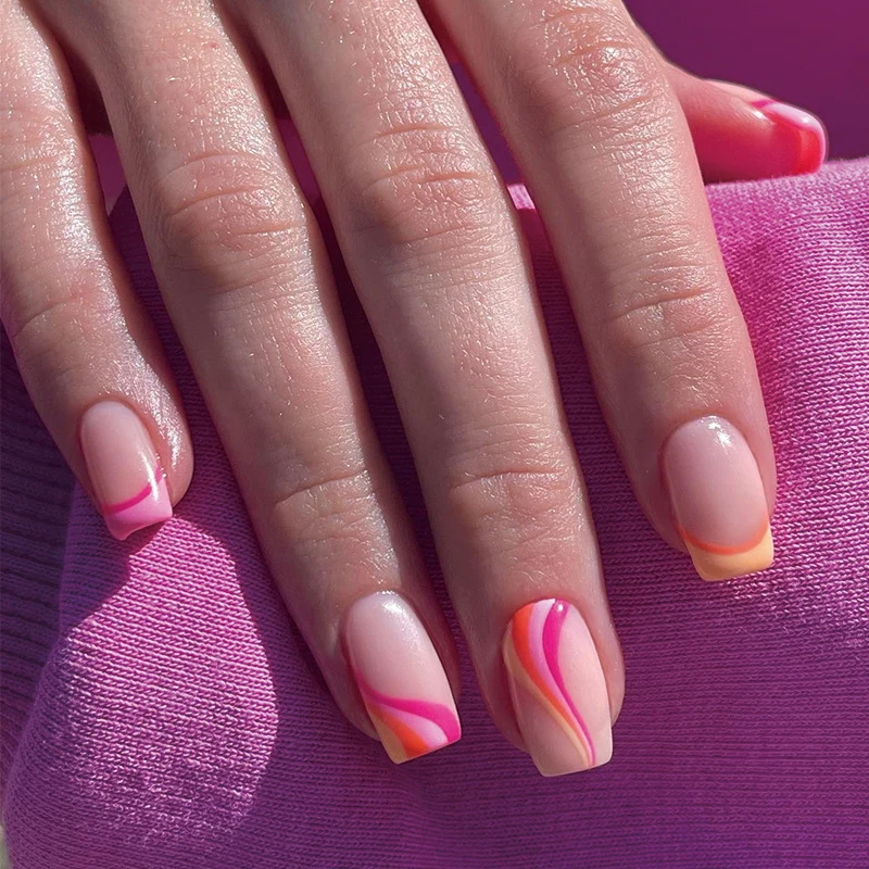 Kunstvolle Nagelkunst im modernen Wellen-Design Karnz