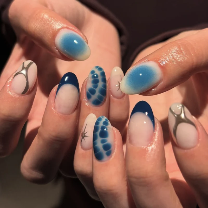 Kunstvolle Nagelkunst im modernen Wasserfarben-Design Karnz