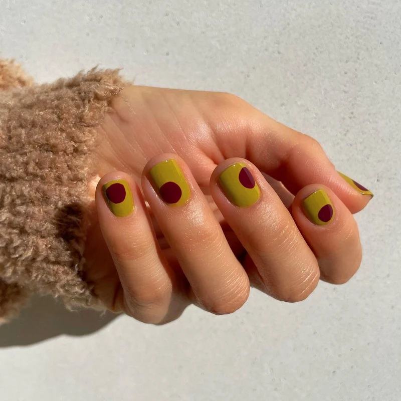 Kunstvolle Nagelkunst im modernen Minimalismus Karnz