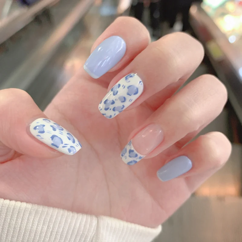 Kunstvolle Nagelkunst im modernen Leoparden-Design Karnz