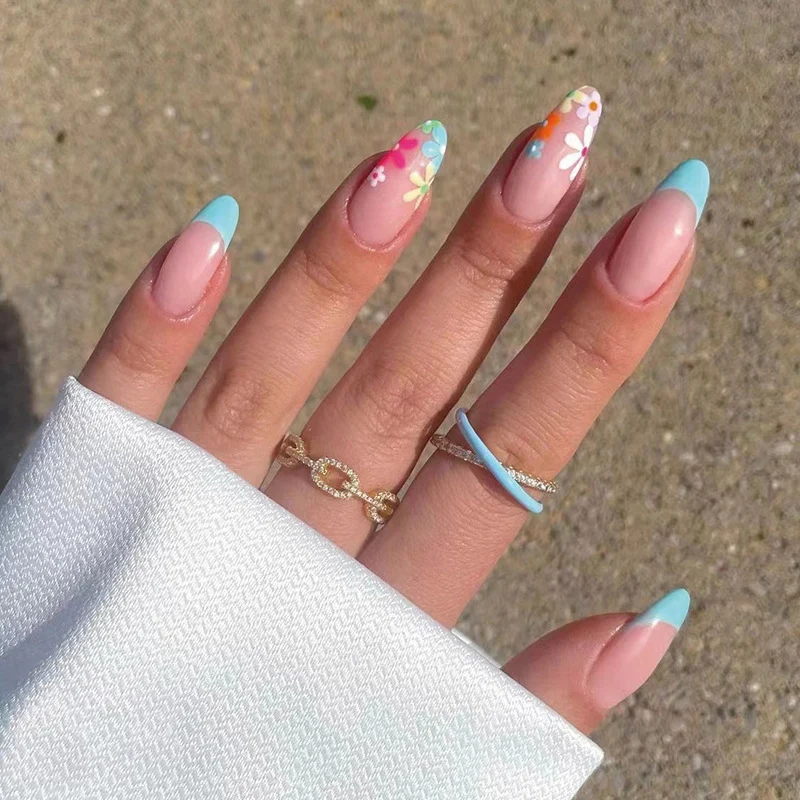 Kunstvolle Nagelkunst im modernen floralen Design Karnz