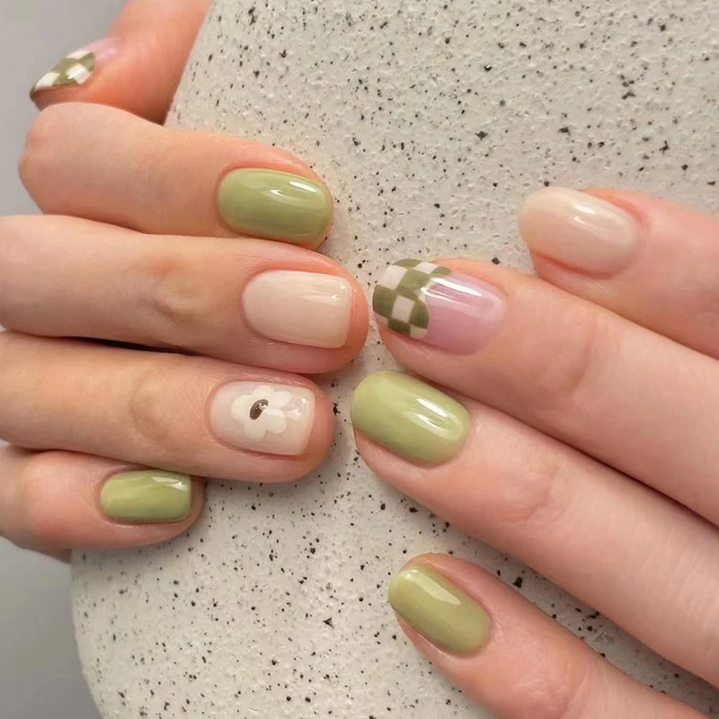 Kunstvolle Nagelkunst im modernen Design Karnz