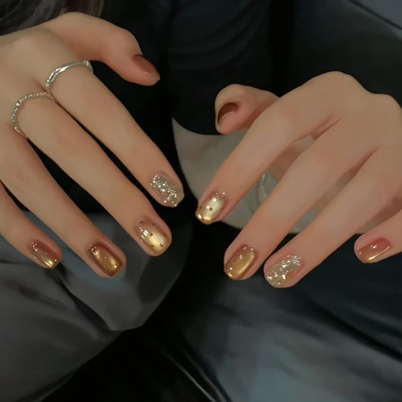 Premium Dekorative Press-On Nagel Set mit Goldakzenten Karnz