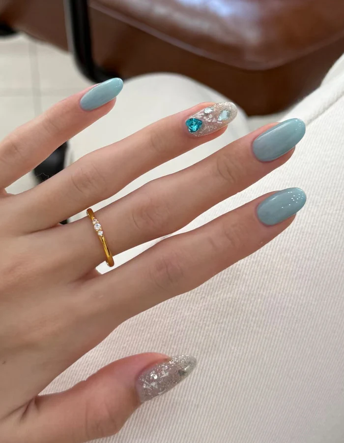 Premium Dekorativer Press-On Nagelset mit Glitzer und Steinakzenten Karnz