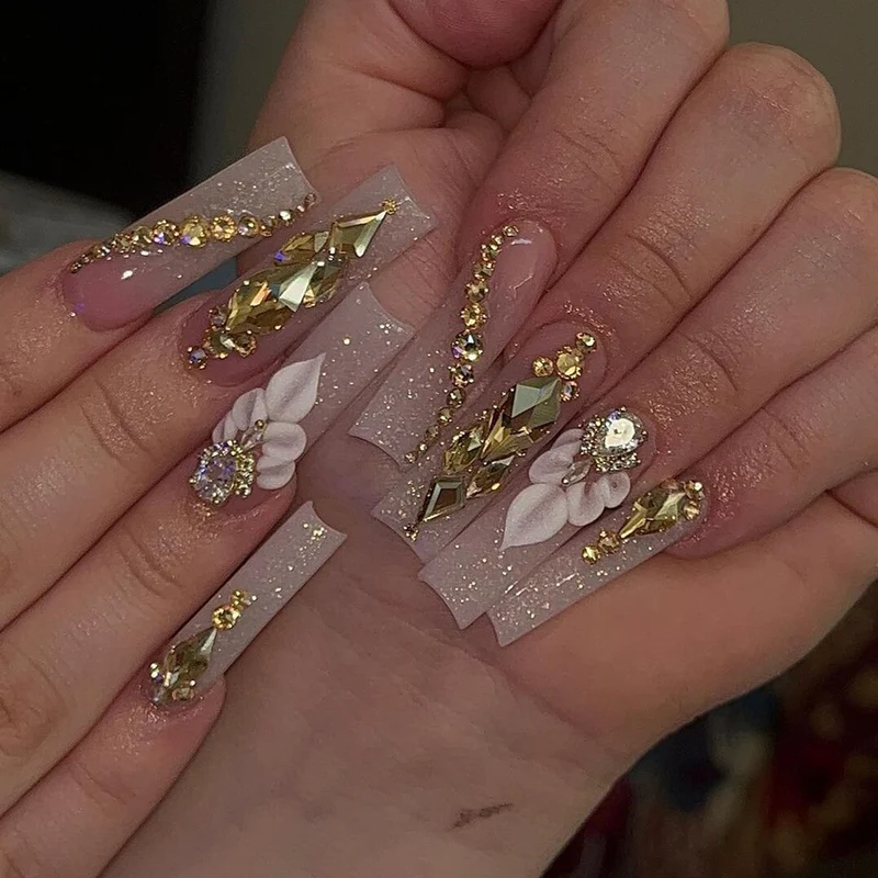 Premium Dekorative Press-On Nagelset mit floralen und Juwelenakzenten Karnz