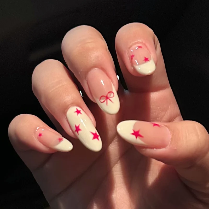 Premium Künstlerische Press-On Nagelset mit Verspielt Stern und Schleifen Designs Karnz