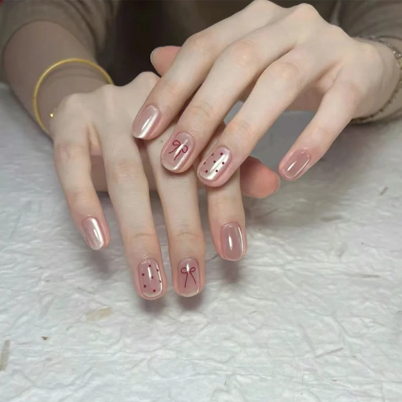 Verspieltes Nagelkunstset mit Pünktchen- und Schleifendesigns Karnz