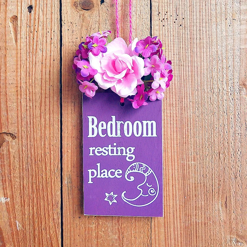 Dekoratives Schlafzimmer-Schild mit floralen Akzenten