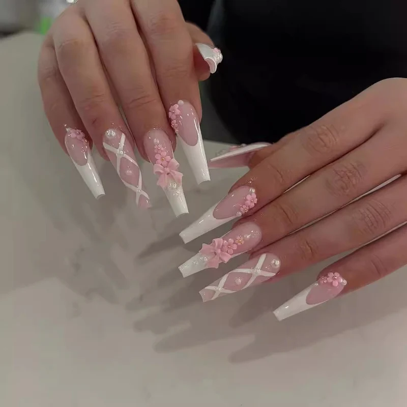 Kunstvolle und Elegante Stiletto Kunstnägel mit Floral-Design Karnz