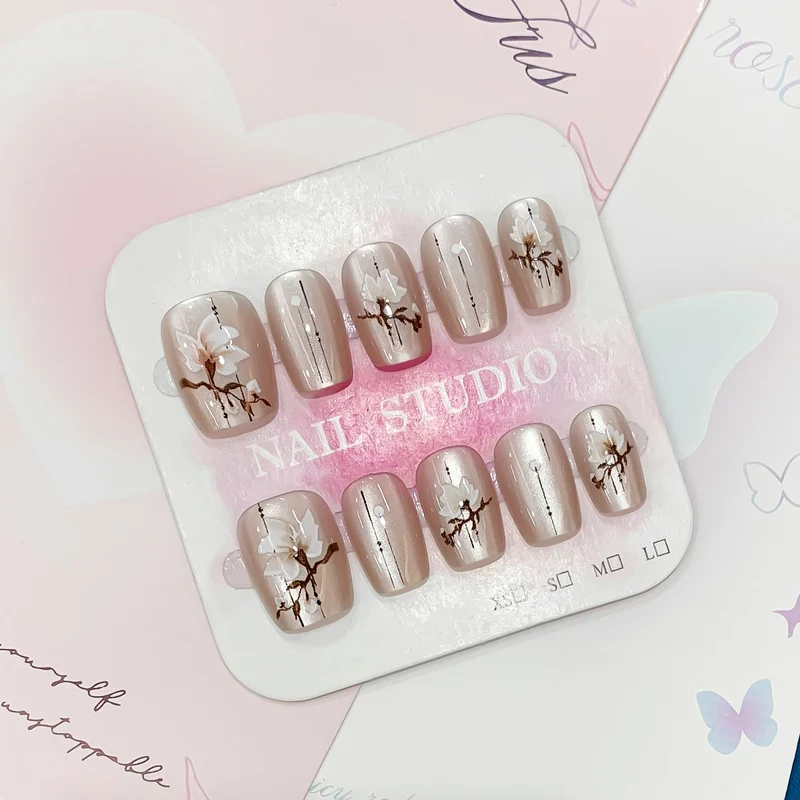 Kunstvolle und elegante Nagelspitzen Karnz