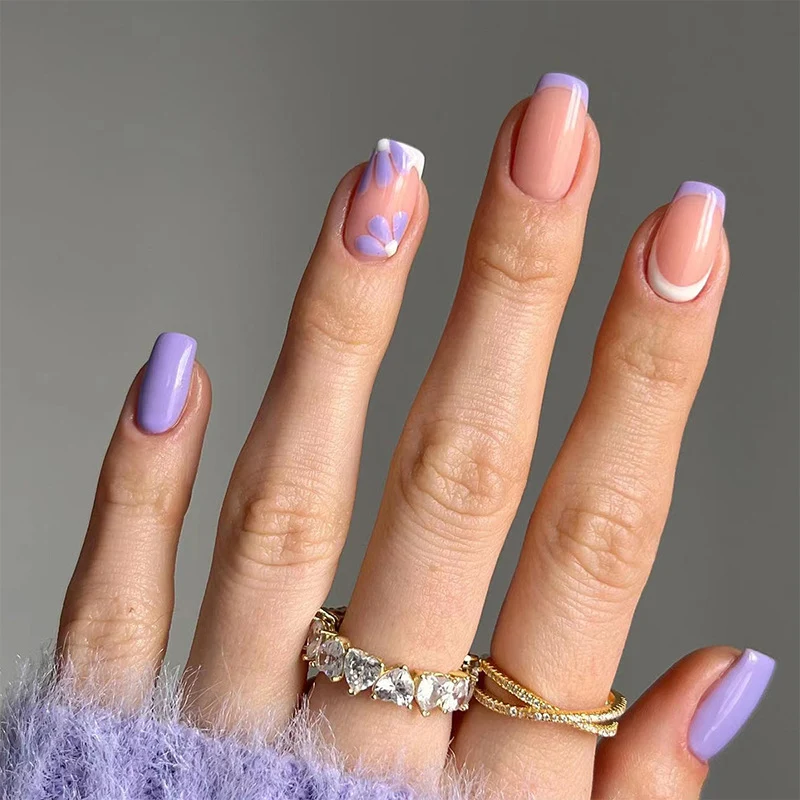 Kunstvolle und elegante Nagelkunst mit floralen und geometrischen Designs Karnz