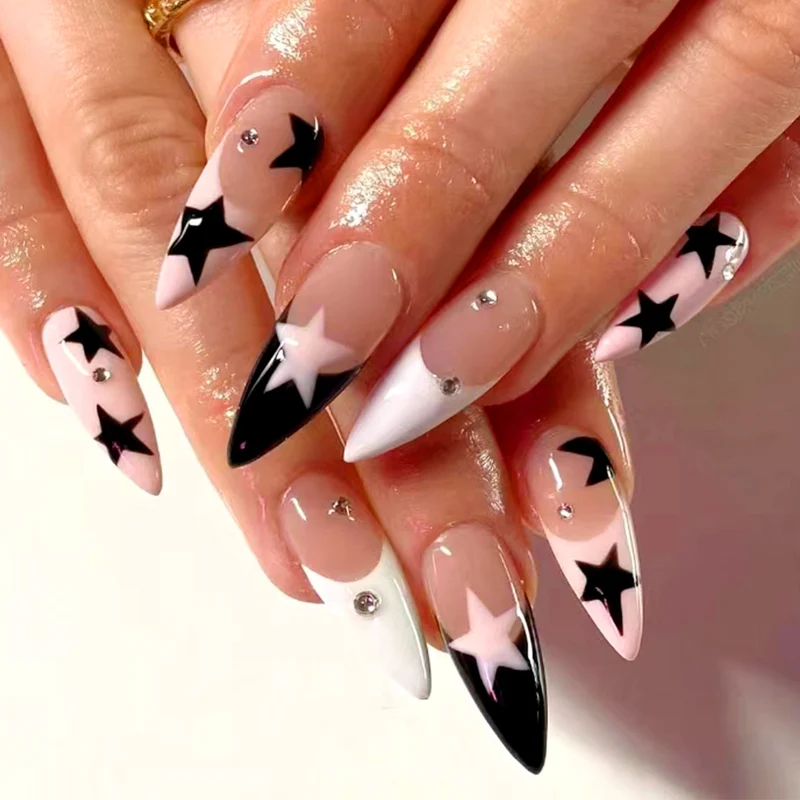 Kunstvolle Stiletto-Nägel mit Sternen-Motiv Karnz