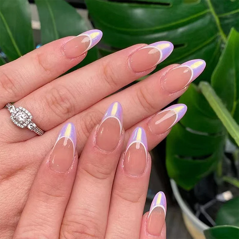 Kunstvolle Stiletto-Nägel mit modernen Farbverläufen Karnz