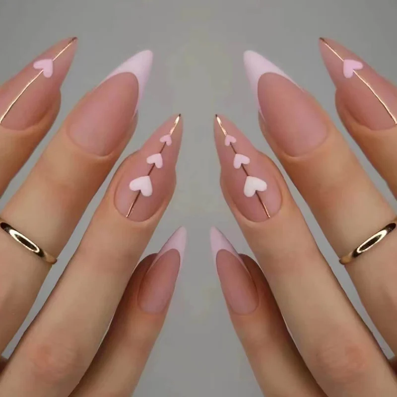 Kunstvolle Stiletto-Nägel mit Herz-Akzenten Karnz