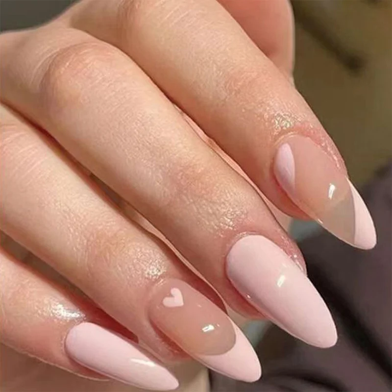 Kunstvolle Stiletto Kunstnägel mit Herz-Design Karnz