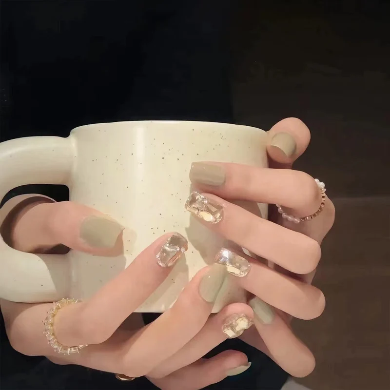 Kunstvolle Nail Art mit Glitzer-Akzenten Karnz