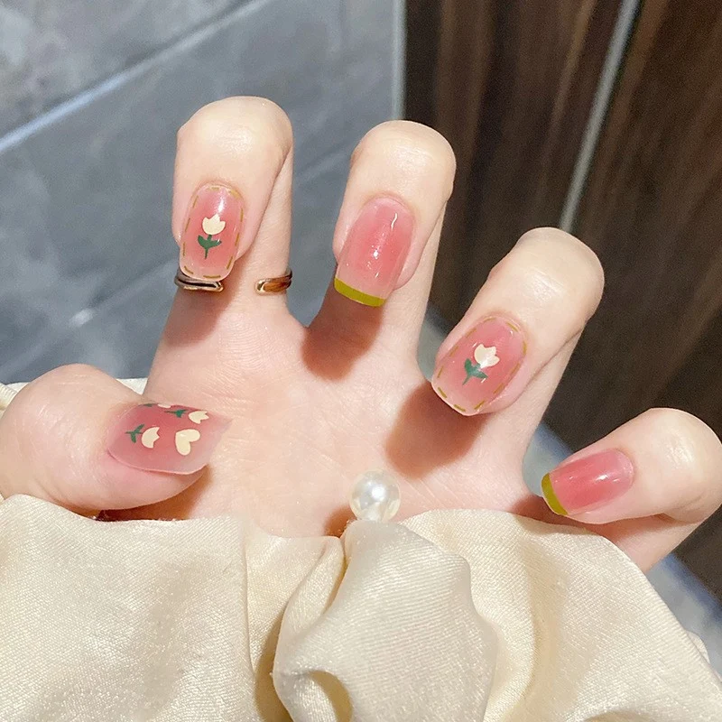 Kunstvolle Nagelverlängerungen mit floralen Akzenten Karnz