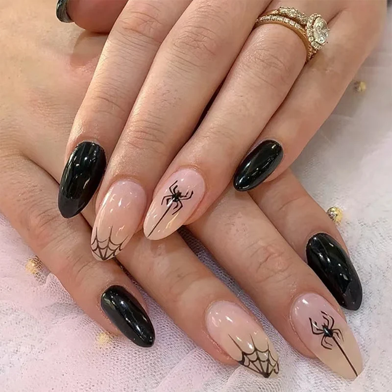Kunstvolle Nagelkunst mit Spinnen-Motiv Karnz