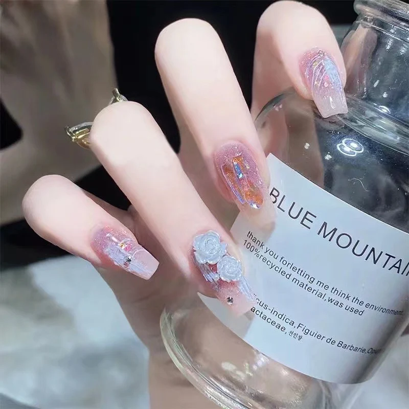 Kunstvolle Nagelkunst mit floralen Verzierungen Karnz