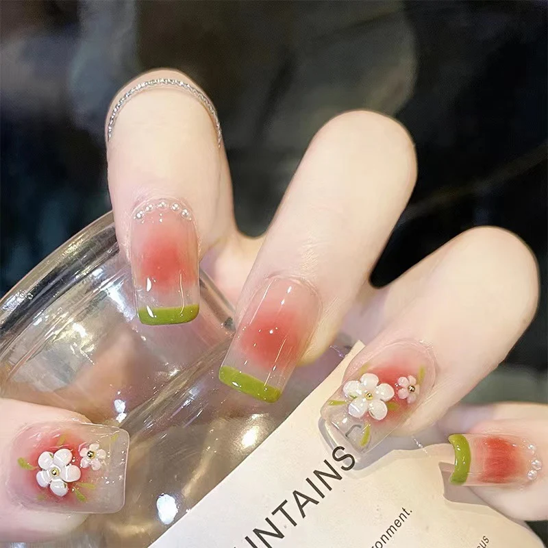Kunstvolle Nagelkunst mit floralen Akzenten Karnz