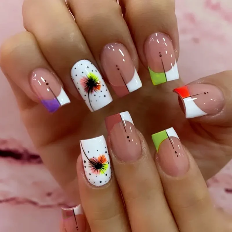 Kunstvolle Nagelkunst mit Farbverlauf und floralen Akzenten Karnz