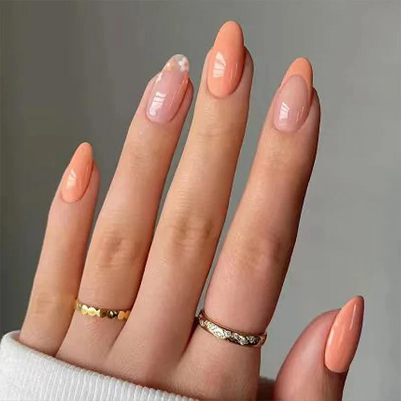 Kunstvolle Nagelkunst mit eleganten Akzenten Karnz