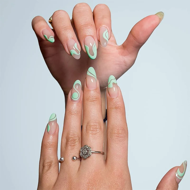 Kunstvolle Nageldesign mit geschwungenen Linien Karnz