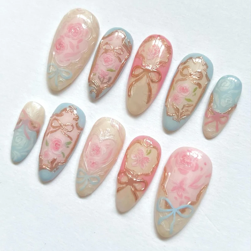 Kunstvolle Acryl Nägel mit floralen Designs Karnz