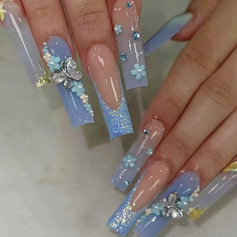 Kunstvolle Acryl-Nägel mit Blüten- und Glitzer-Design Karnz