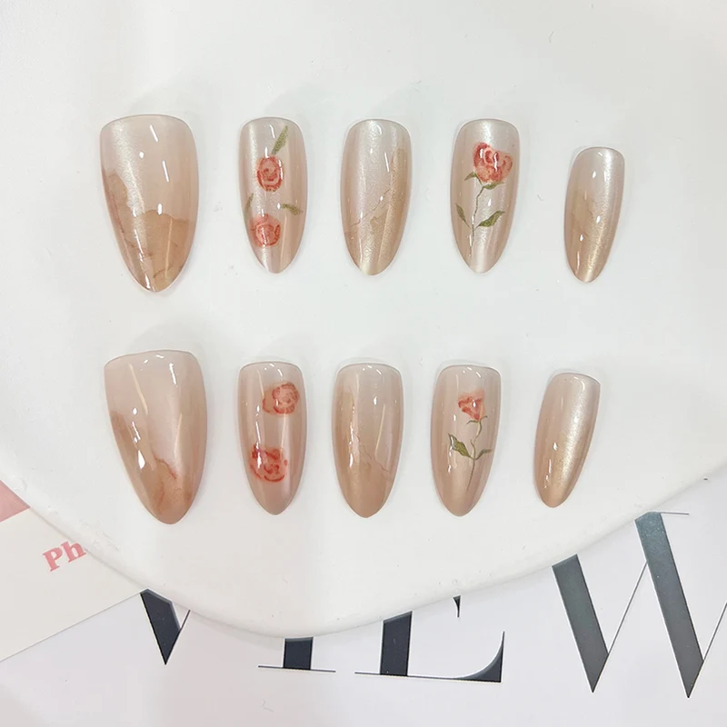 Kunstvolle Acryl-Nägel im floralen Design Karnz
