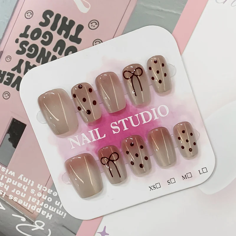 Künstliche Nagelspitzen mit Schleifen- und Punktmotiven Karnz
