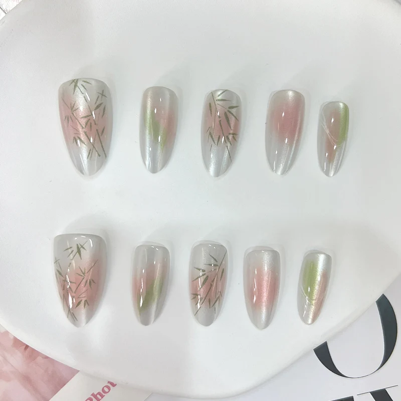 Künstliche Nagelspitzen mit elegantem Design und botanischen Akzenten Karnz