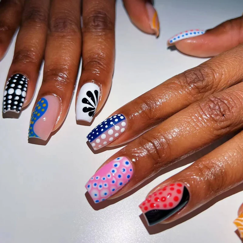 Kreative Nail Art mit verschiedenen Mustern Karnz