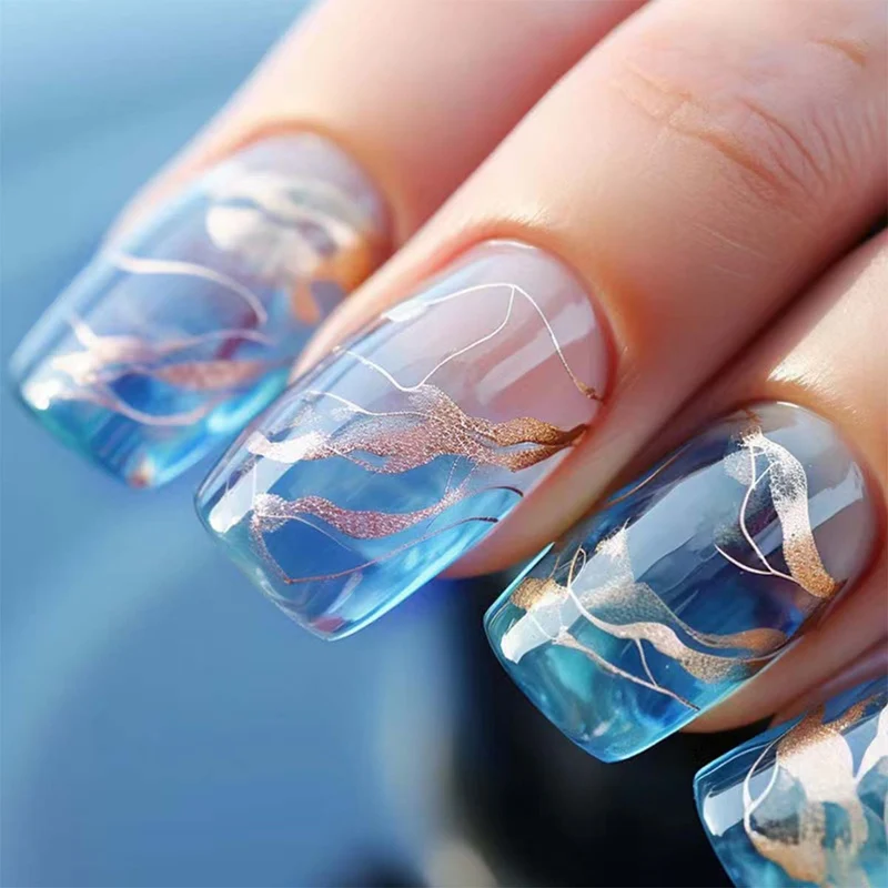 Kreative Nagelverzierung mit Gold-Akzenten Karnz
