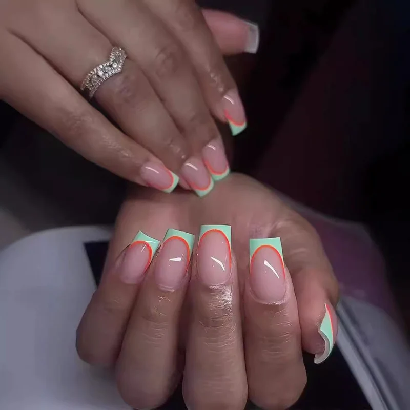 Kreative Nagelverlängerungen mit geometrischem Design Karnz