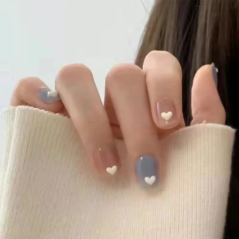 Kreative Nagelkunst mit Herzmotiven Karnz