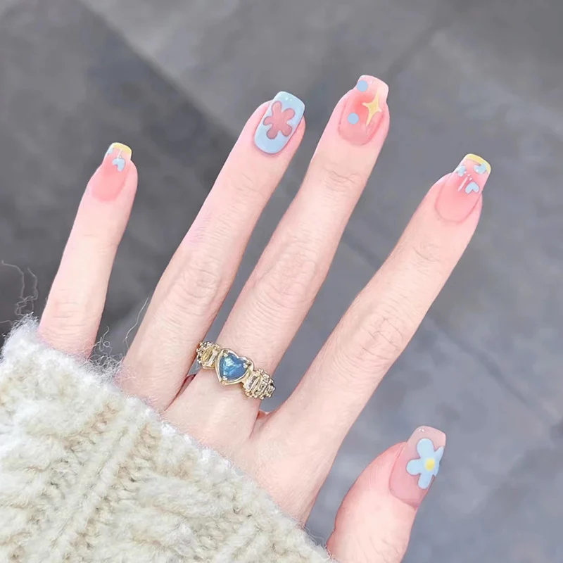Kreative Nagelkunst mit Blütenakzenten Karnz