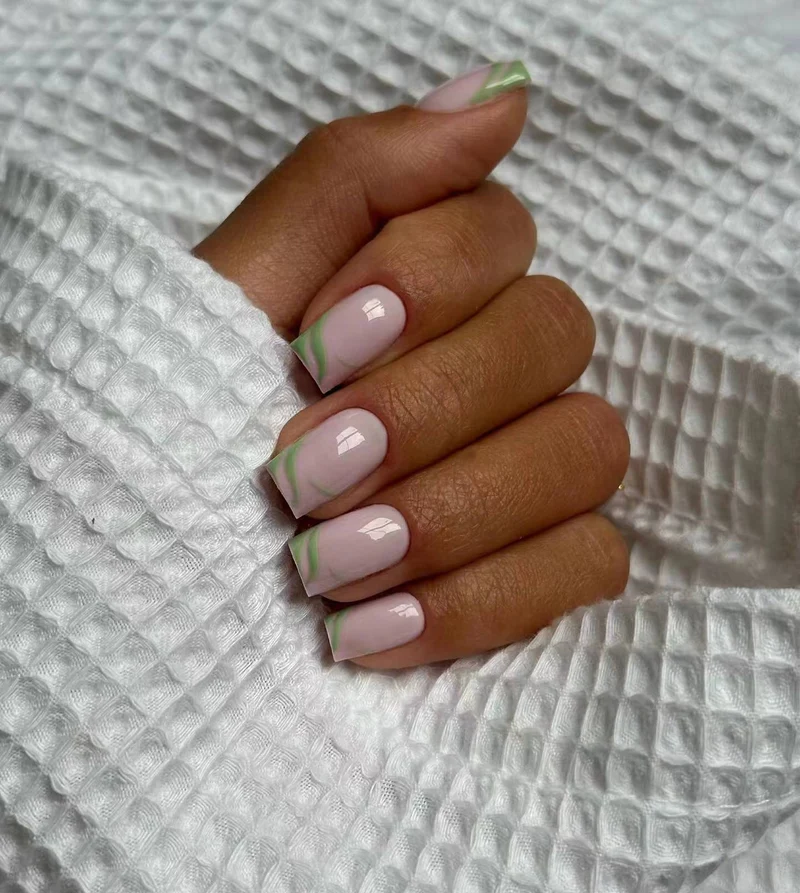 Kreative Nagelgestaltung mit eleganten Farbverläufen Karnz