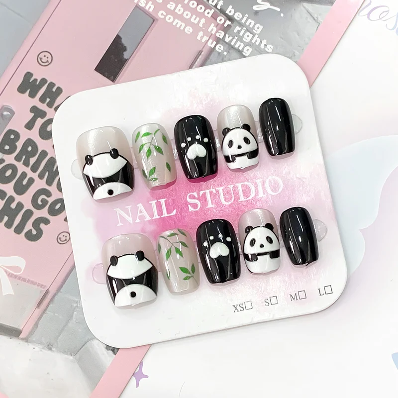 Kreative Kunstnägel mit Pandadesign Karnz