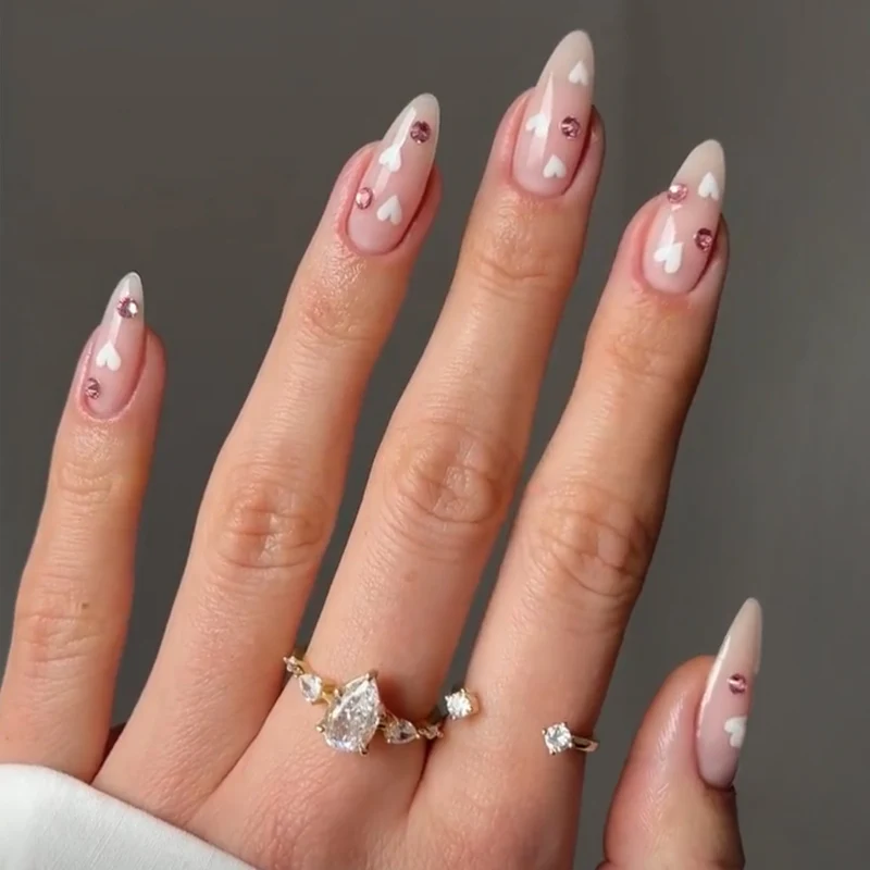 Dekorative Kunstnägel mit Herz-Motiv und Strass Karnz