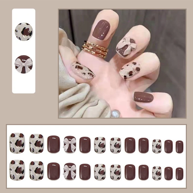 Kunstvolle Nagelspitzen mit eleganten Foliendekoren Karnz