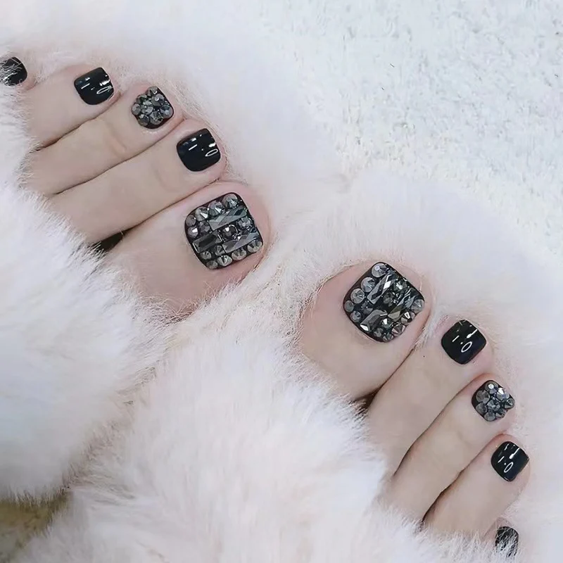 Kunstvolle Fußnägel mit Glitzerakzenten Karnz