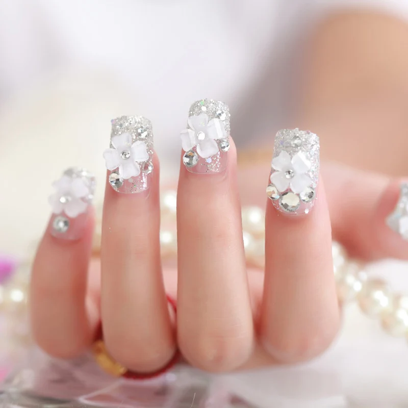 Kunstnägel mit Glitzer und floralen 3D-Akzenten Karnz
