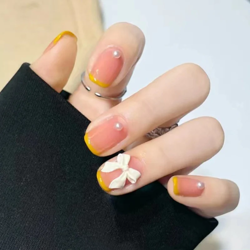 Kunstnägel mit eleganten 3D-Blumen und Glitzerakzenten Karnz