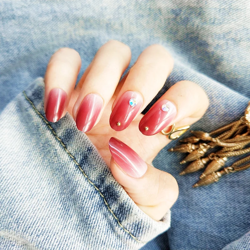 Kunstnägel mit elegantem Ombre-Effekt und Strassverzierungen Karnz