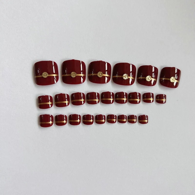 Künstliche Fußnägel mit eleganten Goldverzierungen Karnz