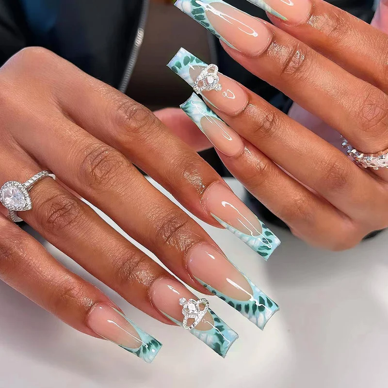 Exquisite Kunstnägel mit Schmuckdetails Karnz